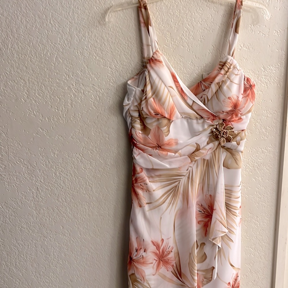 Says size 9 ? On the tag fits more like a 5 or 6. Ruby Rox dress